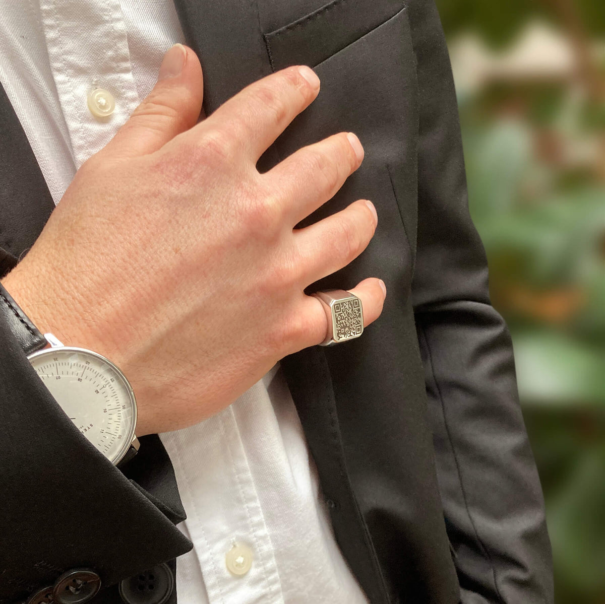 QR-Code-Ring mit Visitenkarte